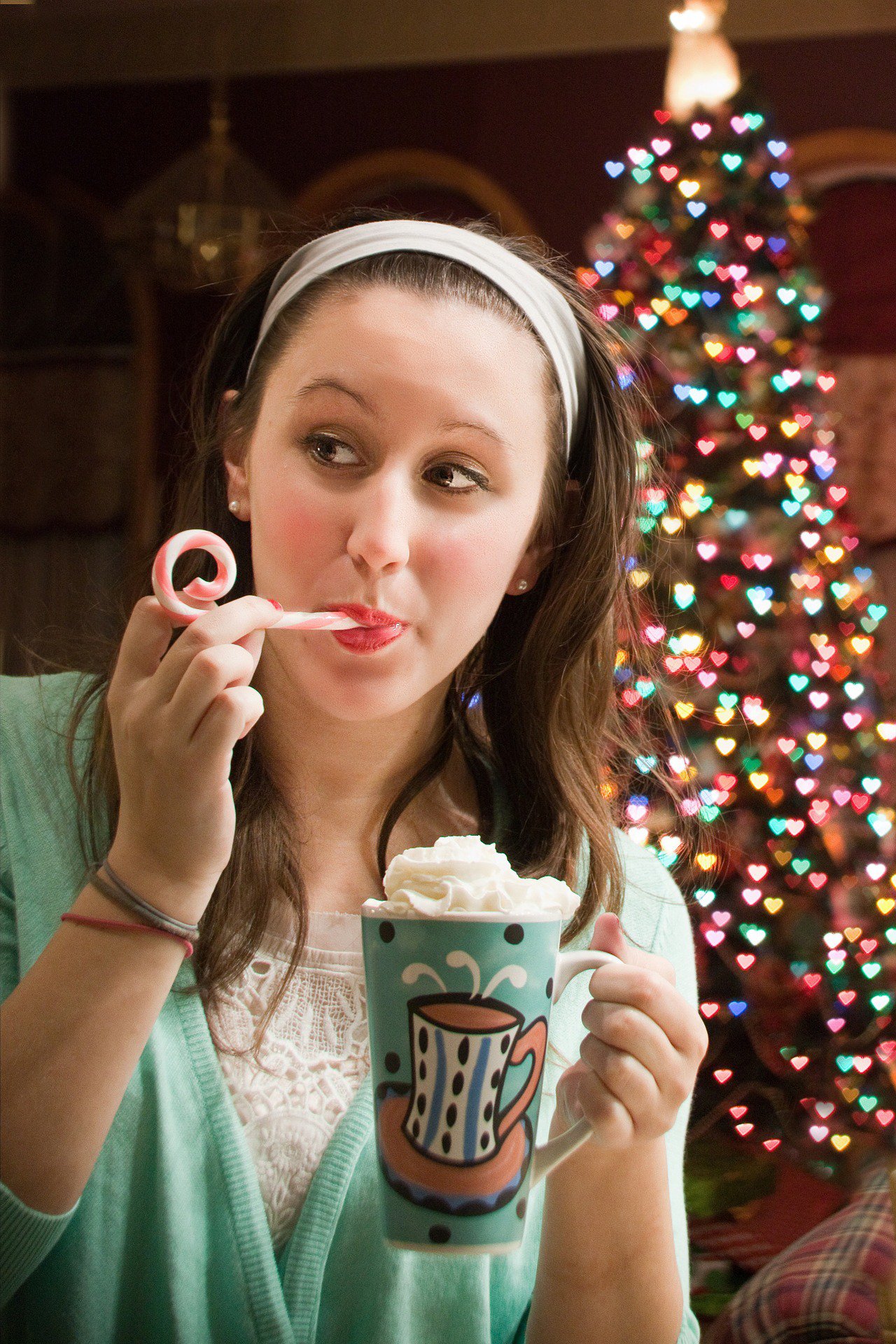 woman-drinking-hot-chocolate-1048251_1920.jpg